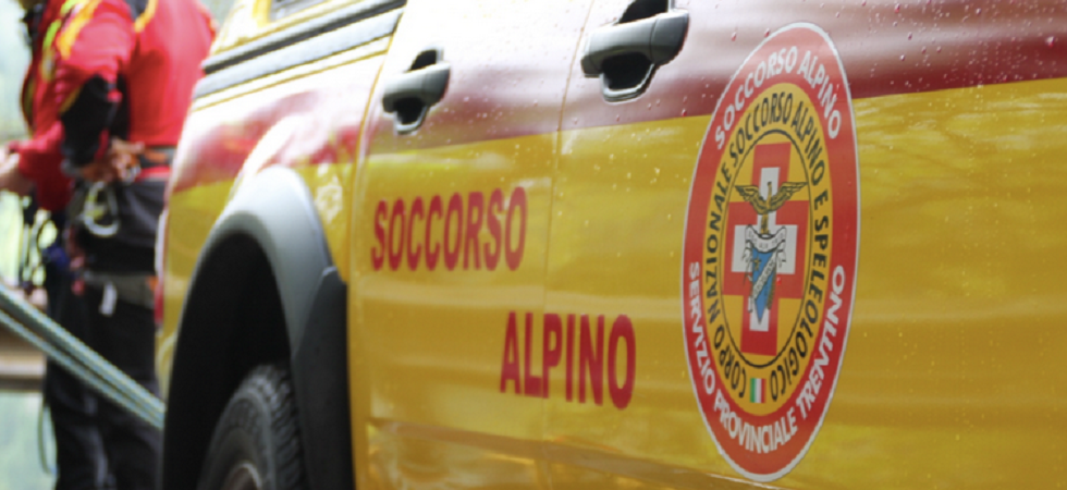 Un 58enne accusa un malore in montagna e un'escursionista cade sul sentiero